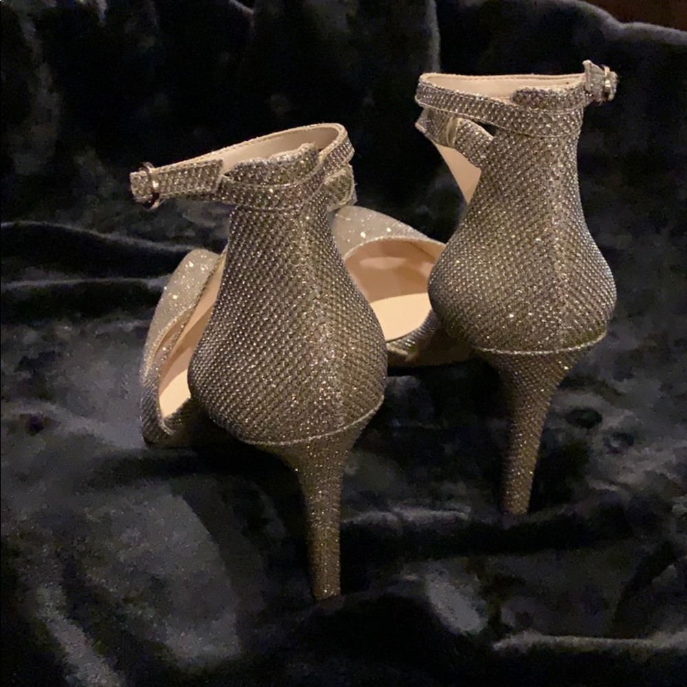 Jessica Simpson Gold Sparkle Shoes - Picture 3 of 4